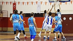 Umurbey Belediyespor rüzgarı sürüyor