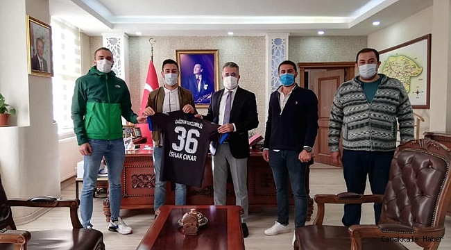 Çınar ve Yıldız'a Kağızman Gençlerbirliği forması hediye edildi