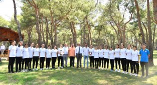 Başkan Esen, şampiyon hentbol takımıyla bir araya geldi