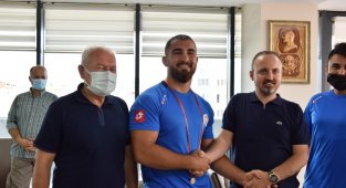 Başpehlivan Aktürk, Lapseki Belediyesi ile sözleşmesini 2024 yılına kadar uzattı