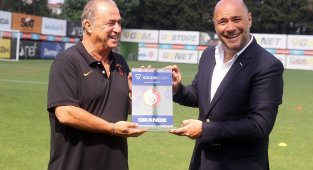 Fatih Terim'e 47. yıl plaketi
