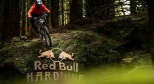 Red Bull Hardline Dağ Bisikleti'nin kazananı Briton Bernard Kerr oldu