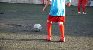 Yeni Foça'da 20 yıldır yenilenmeyen halı saha için "artık yenilensin" çağrısı