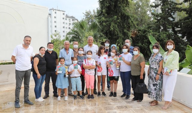 Başkan Tarhan'dan satranççılara bisiklet hediyesi