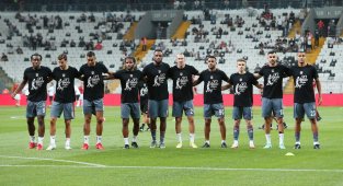 Beşiktaş ısınmaya 30 Ağustos tişörtleriyle çıktı