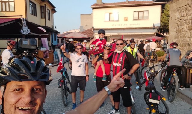 Bisiklet tutkunları 30 Ağustos Zafer Bayramı'nı pedal çevirerek kutladı