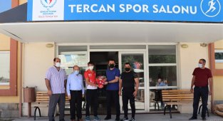 Kaymakamdan genç güreşçilere hediye