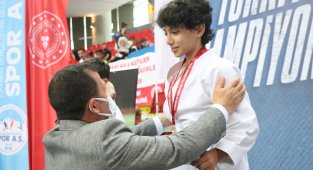Kayserili şampiyona madalyasını Ali İhsan Kabakcı takdim etti