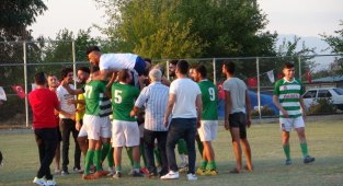 Kozan'da köy takımlarından anlamlı saygı duruşu
