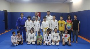 Minik judocular madalya için hazırlanıyor