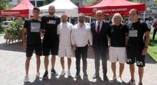 Turgutlusporlu futbolcular aşure dağıttı