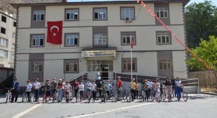Uludere ilçe Kaymakamlığı'ndan öğrencilere bisiklet