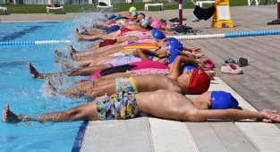 Yunusemreli çocuklar yüzmeyi öğreniyor