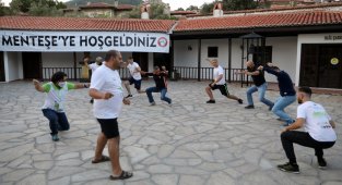 Avrupalı bisikletçiler, Zeybek oynadı