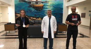 Başhekim Prof. Dr. Recep Demirhan'dan Buse Naz Çakıroğlu'na plaket
