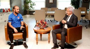 Başkan Erdem'den millî atlet Hakan Cira'ya ödül