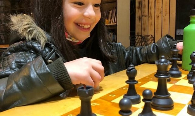 Elazığ'da 7 yaşındaki Azra satrançta milli takıma seçildi