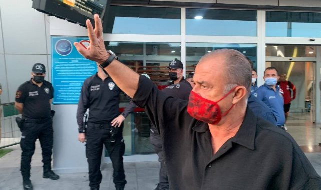 Fatih Terim'in elini öpen taraftar: "Hocam sakın takımı bırakmayın"