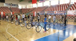 Gençlik ve Spor Bakanı Kasapoğlu Ağrı'da öğrencileri sevindirdi
