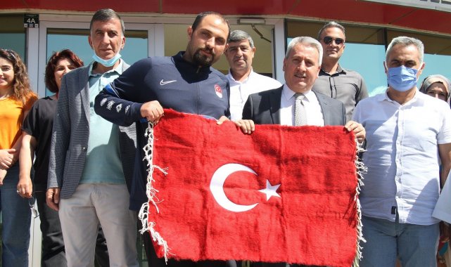 Hancı çiçeklerle karşılandı