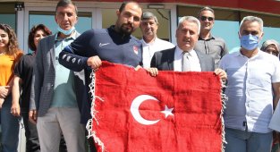 Hancı çiçeklerle karşılandı