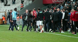 Maç bitti saha kenarı karıştı!