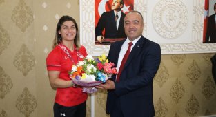 Milli sporcu Çelik Ağrı'da çiçeklerle karşılandı