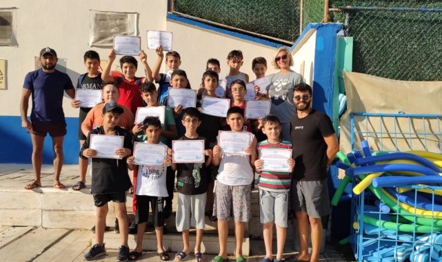 Minik yüzücüler katılım belgelerini aldı