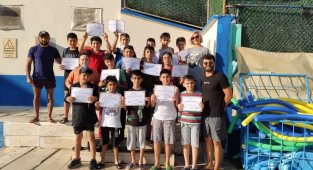 Minik yüzücüler katılım belgelerini aldı