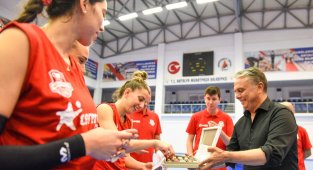 Muratpaşalı kadın voleybolcuların hedefi şampiyonluk