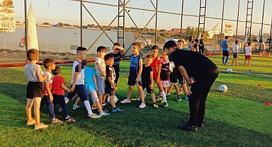 Çocuklara futbol eğitimi veriliyor