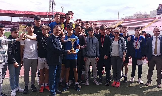 Stadyumda atletizm yarışmaları